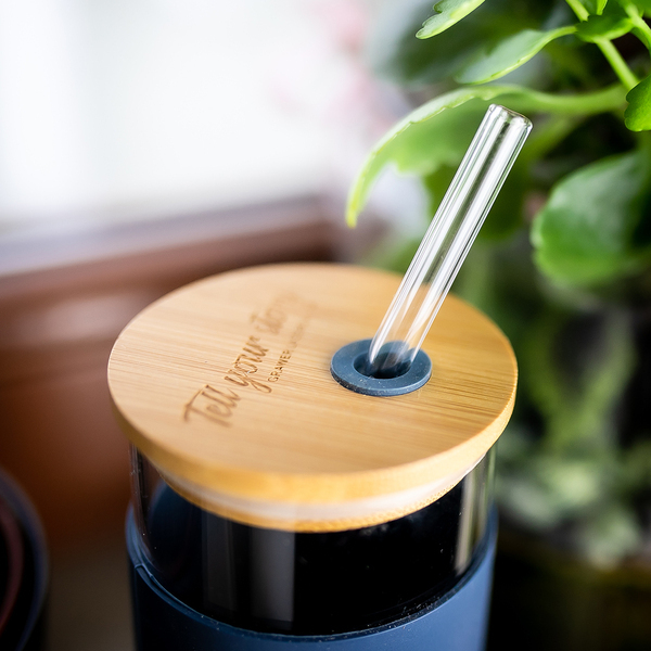 kubek z przykryciem bambusowym z logo_Ideas Factory