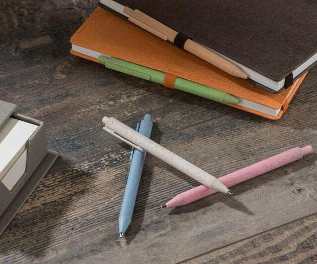 długopis z materiału ekologicznego-słomy_Ideas Factory